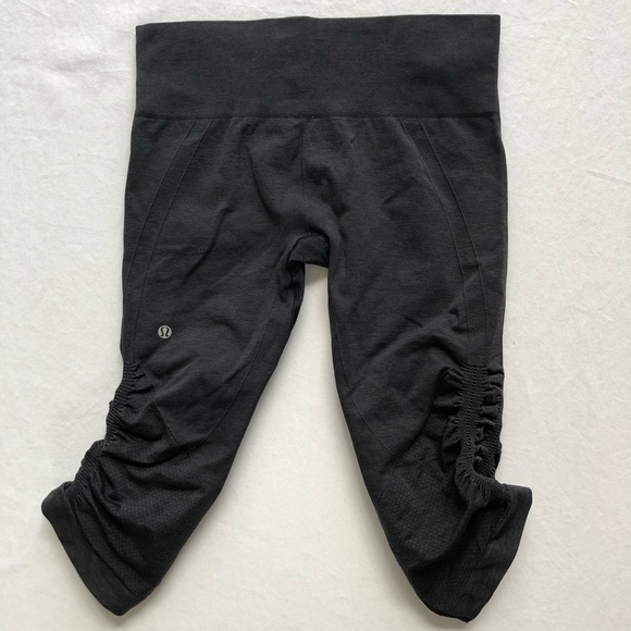 lululemon athletica Pants - Lululemon Ebb to Flow 3/4 Cropped Leggings